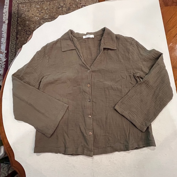 LA relaxed Organic cotton gauzy Olive Button-Up Vneck Shirt. GUC! - Picture 2 of 7